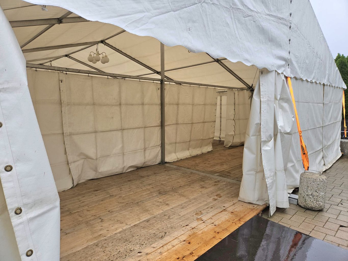 Giebelabtrennung im Festzelt Leere Zeltinnenseite mit Holzboden und offenen Eingängen.