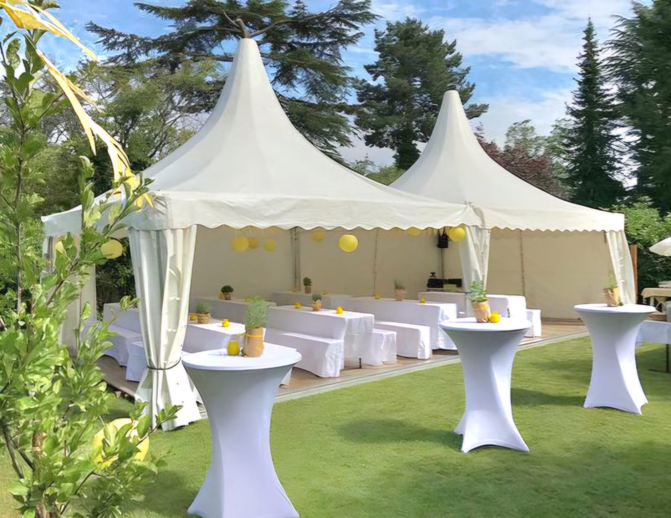 Zwei Pagodenzelte für Hochzeit Zwei miteinander verbundene Pagodenzelte mit Stehtischen für eine Hochzeitsfeier im Freien