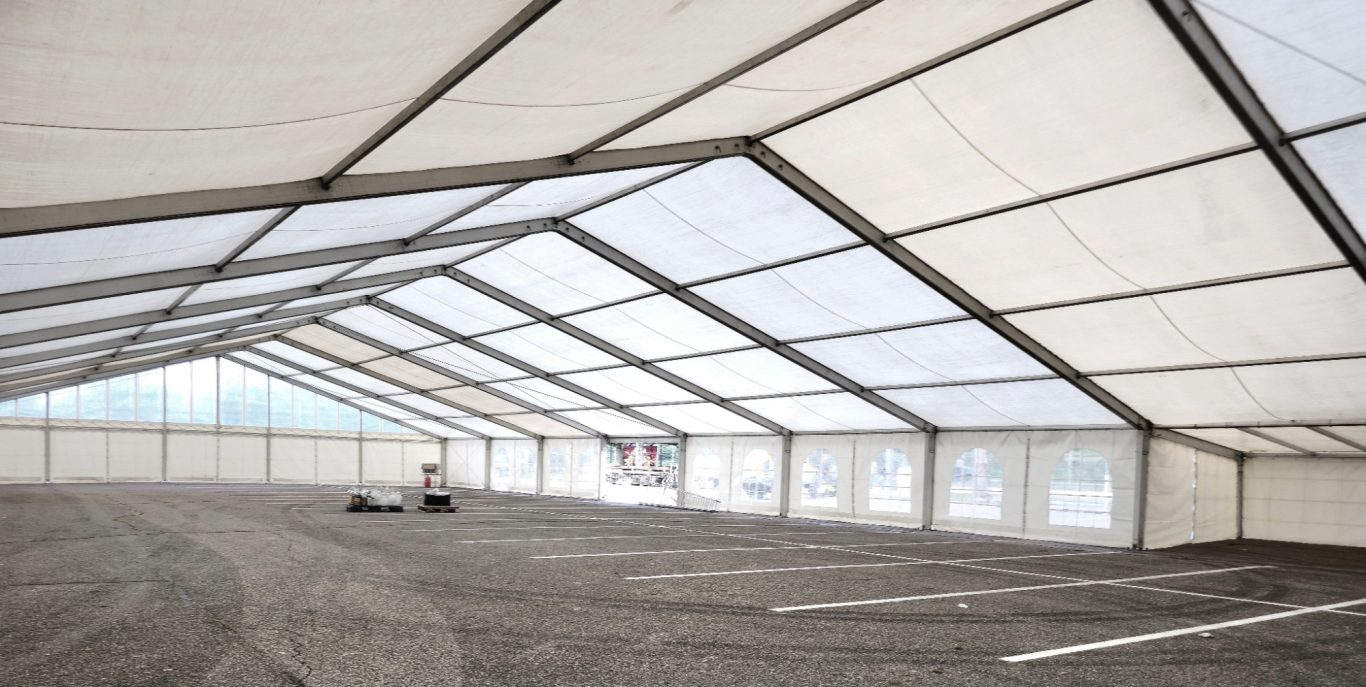 Innenbereich Großzelt mit Wirtschaftsanbau Großer, leerer Veranstaltungszelt mit weißen Wänden und einem hellen, offenen Innenraum.